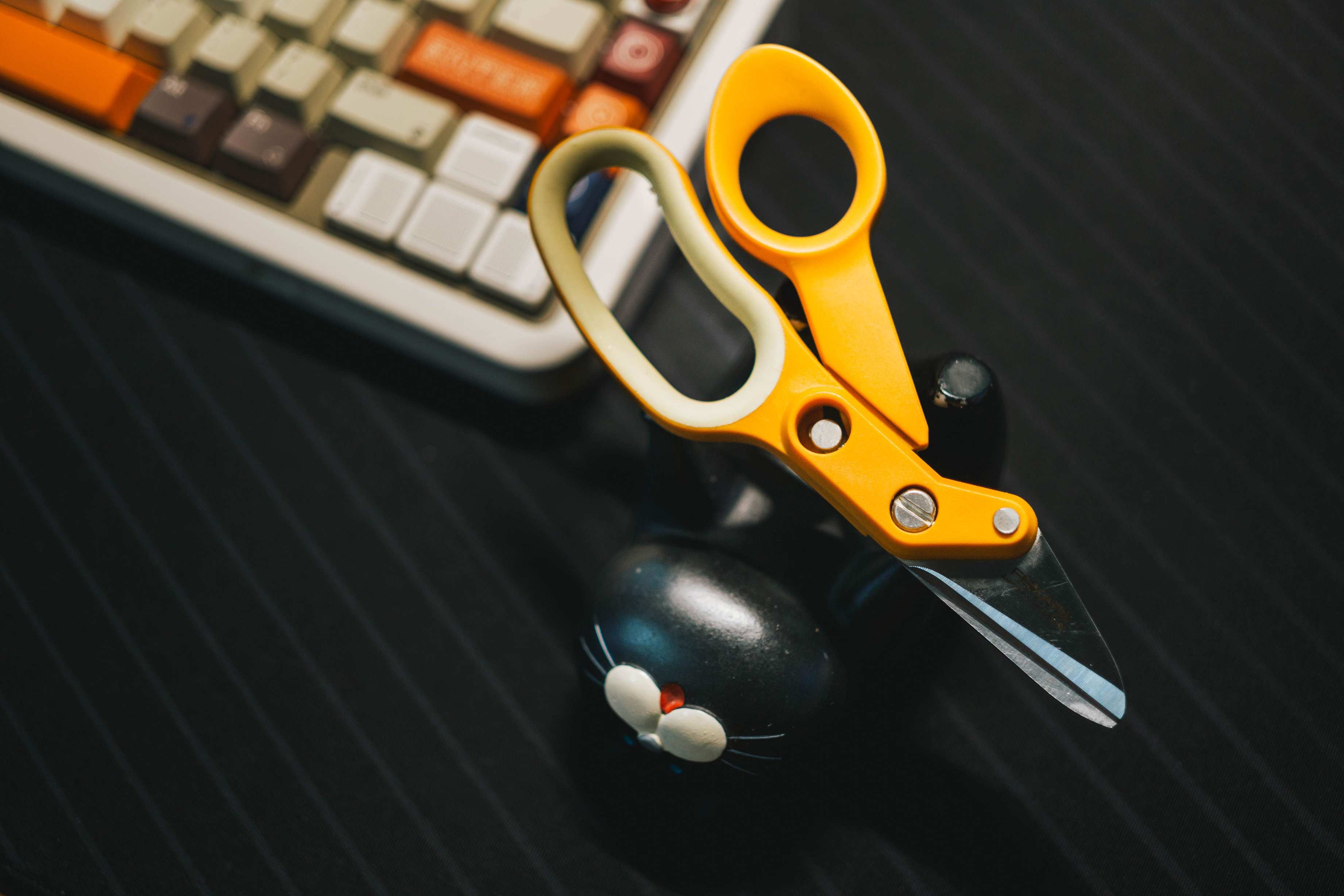 Nahaufnahme von Tastatur am Schreibtisch, mechanische Tastatur